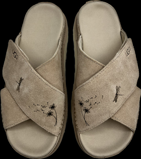 cross slide sandal in driftwood size 7, with dandelion + dragonfly detail <span class='visuallyhidden'>Call, text 323-404-2959 for shopping help.</span>