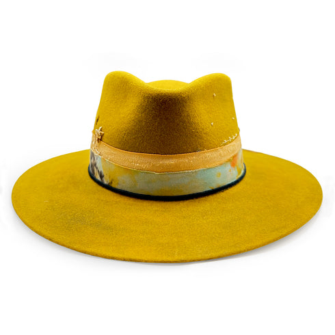 head on, with softly pinched contours <span class='visuallyhidden'>Call or text 323-404-2959 if you need shopping assistance.</span>