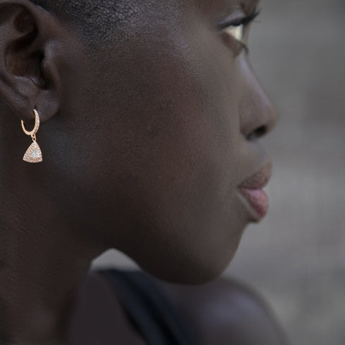 up close, gracefully solo <span class='visuallyhidden'>Call, text 323-404-2959 for shopping help.</span>